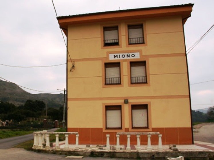 Edificio de Mioño estación, en Castro Urdiales.