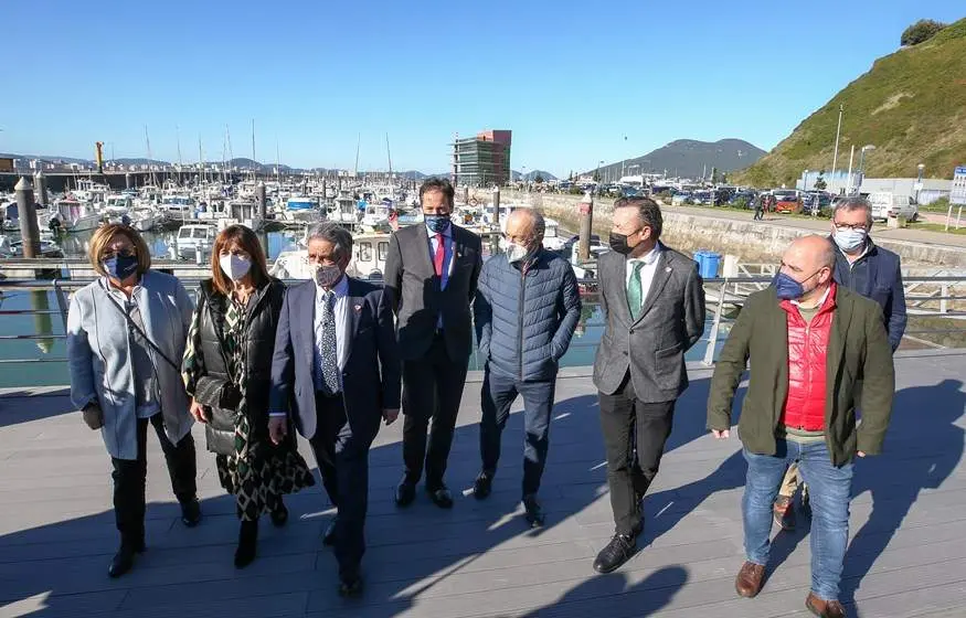 Las autoridades políticas en el puerto de Laredo.