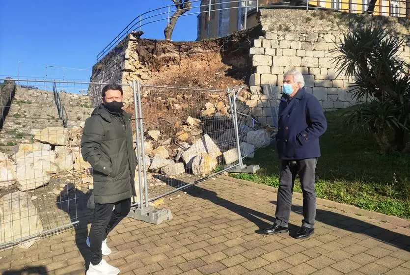 Los concejales del PRC junto al muro de la iglesia de Peñacastillo.