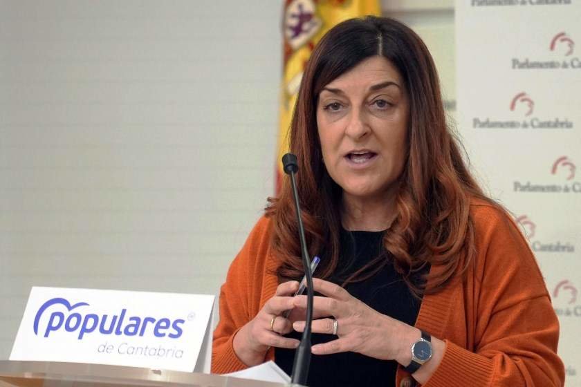 La presidenta del PP cántabro, María José Saénz de Buruaga en rueda de prensa.