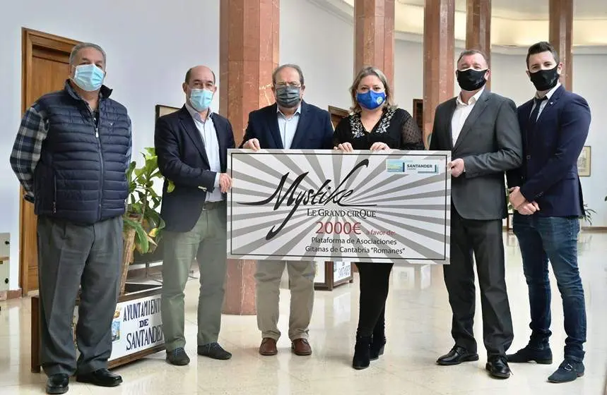 Santander basó su acto solidario en el circo Mystike.