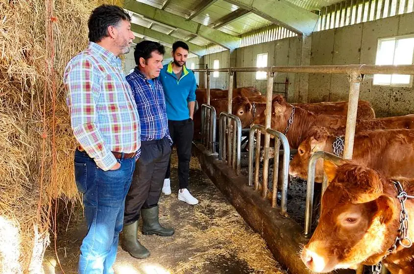 El portavoz de Vox, Cristóbal Palacio, visita una estabulación ganadera.