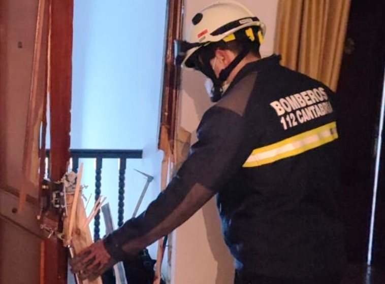 El Servicio de Emergencias abrió la puerta de la casa en Sarón.