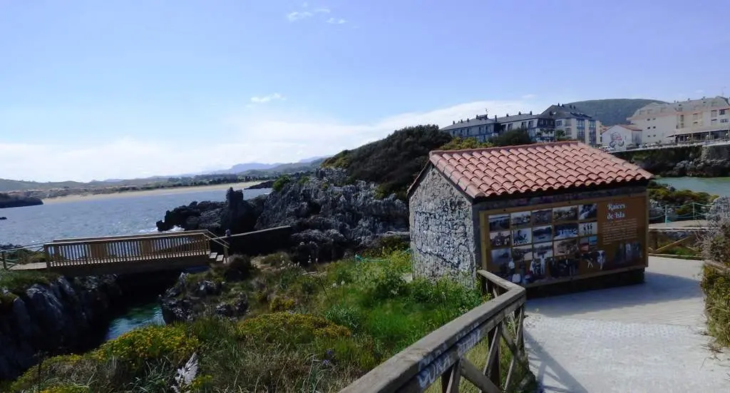 Paseo en la zona de Quejo, en Isla, en Arnuero. R.A.