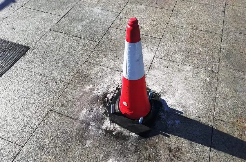 Estado que presentan algunas farolas en Santander.