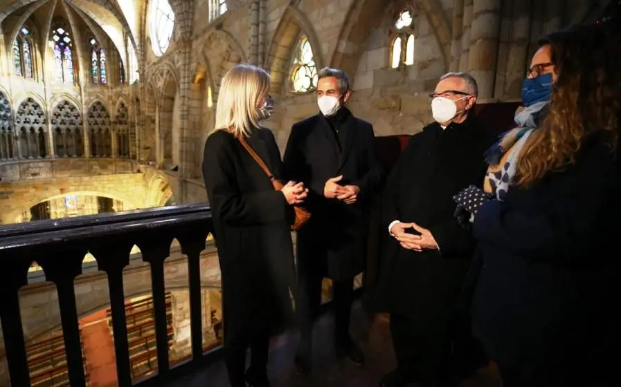 Las autoridades políticas y el Obispo visitaron las obras de la iglesia de Santa María, en Castro Urdiales.