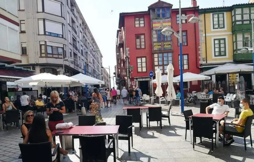 Terrazas en la Plaza del Peralvillo, en Santoña. R.A.