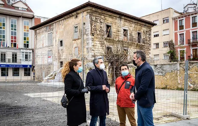 Las autoridades políticas visitan las obras de reforma de la cubierta del Palacio de Chiloeches, en Santoña.