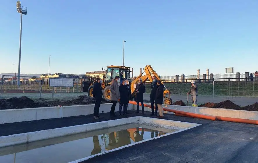 Las autoridades políticas visitan las obras del modulo atletismo.