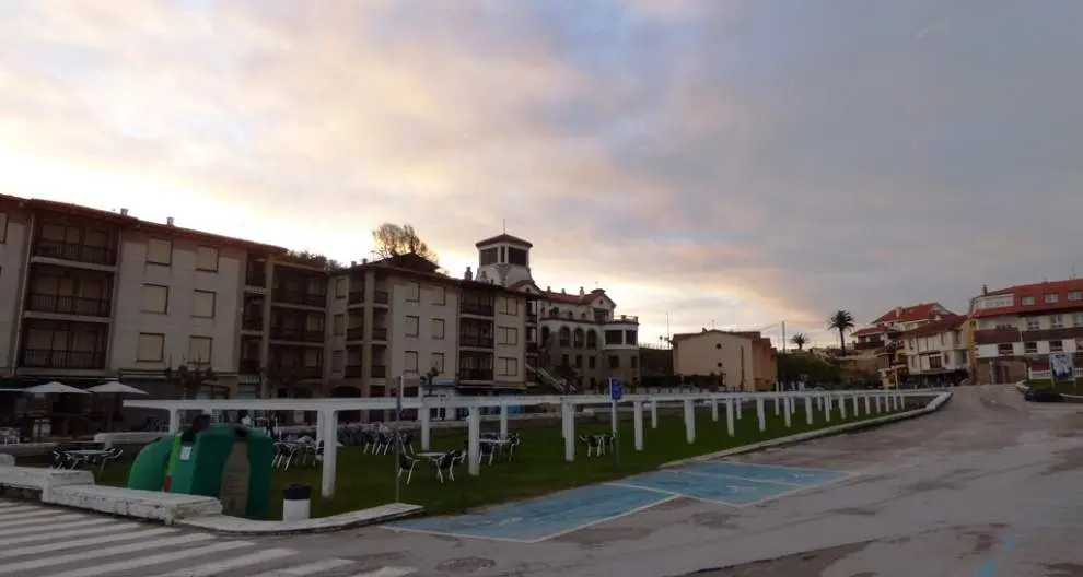 Zona de aparcamiento cercano a la playa de Comillas. R.A.