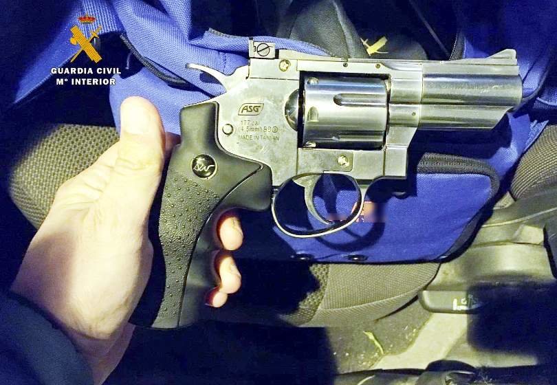 El arma que portaba el hombre detenido por las amenazas en el bar de Reinosa.