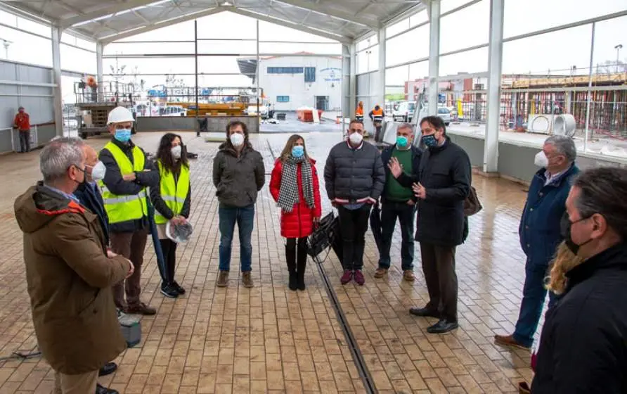 El consejero de Obras Públicas visita las obras en el puerto de Colindres.