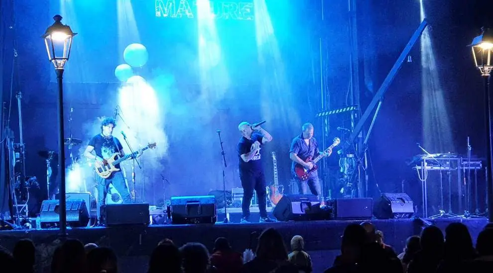 Mature  sobre el escenario muestra su directo.