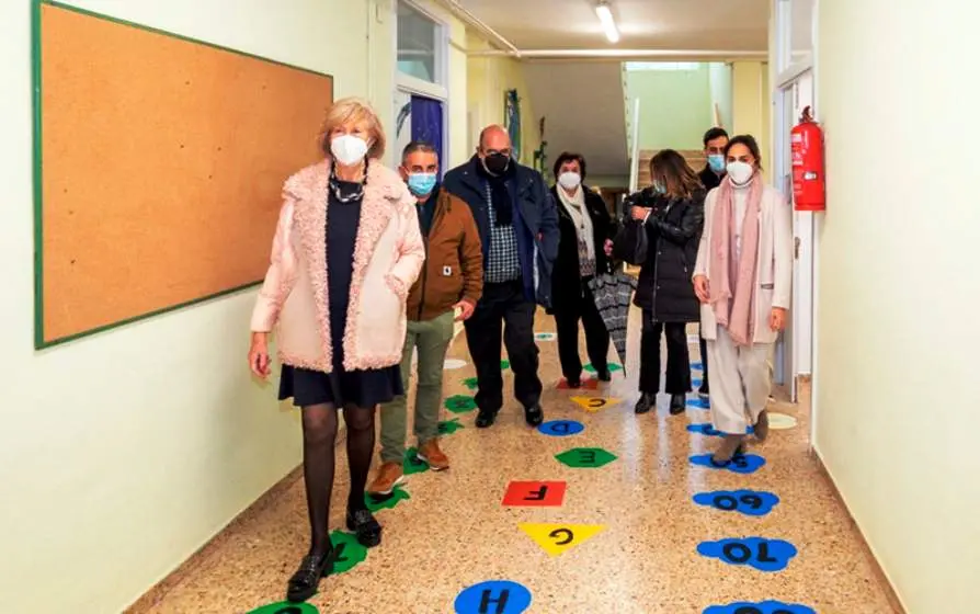 Las autoridades políticas visitan el colegio Jesús del Monte, en Hazas de Cesto.