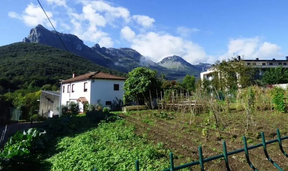 Zona de la montaña y rutas junto a Ramales de la Victoria. R.A.