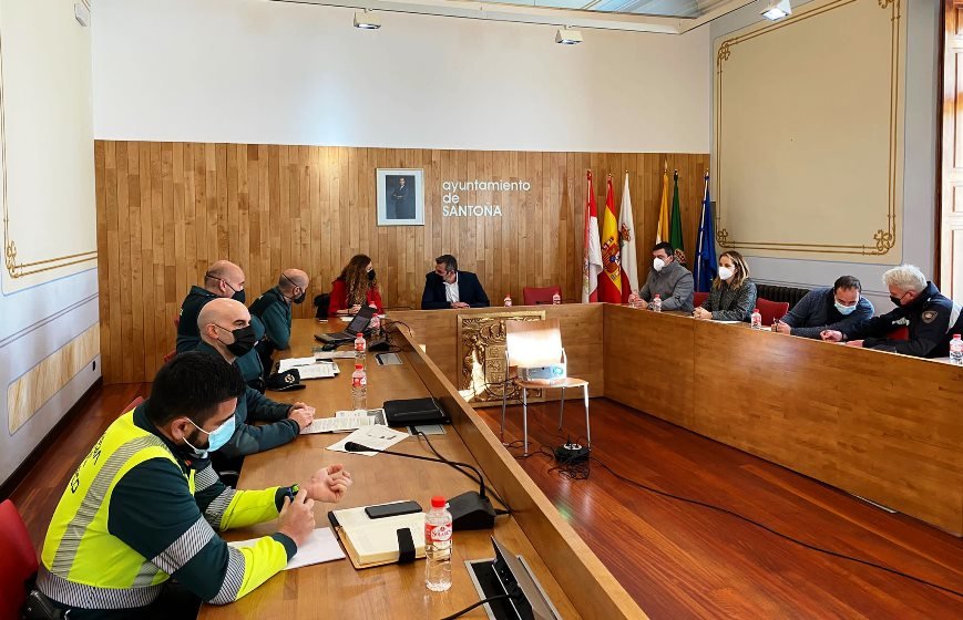 Reunión de la Junta de Seguridad local en el salón de plenos del Ayuntamiento de Santoña.