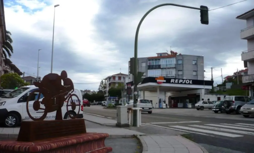 Escultura homenaje a Ángel Nieto, en Beranga, en Hazas de Cesto.