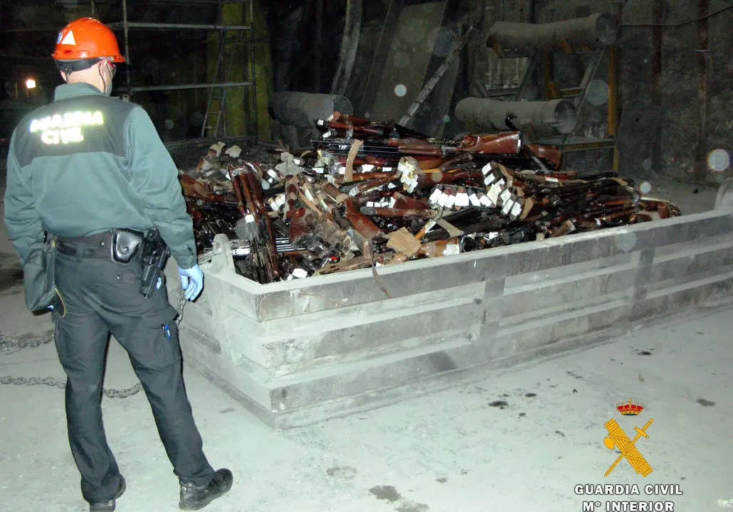 Destrucción de las armas por la Guardia Civil.