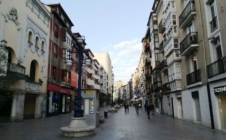 Comercios en la calle Burgos , en Santander. R.A.