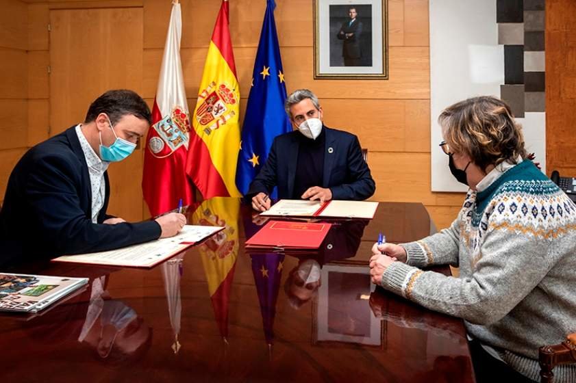 El vicepresidente Pablo Zuloaga y el alcalde de Valdeolea, Fernando Franco, firmaron el convenio.