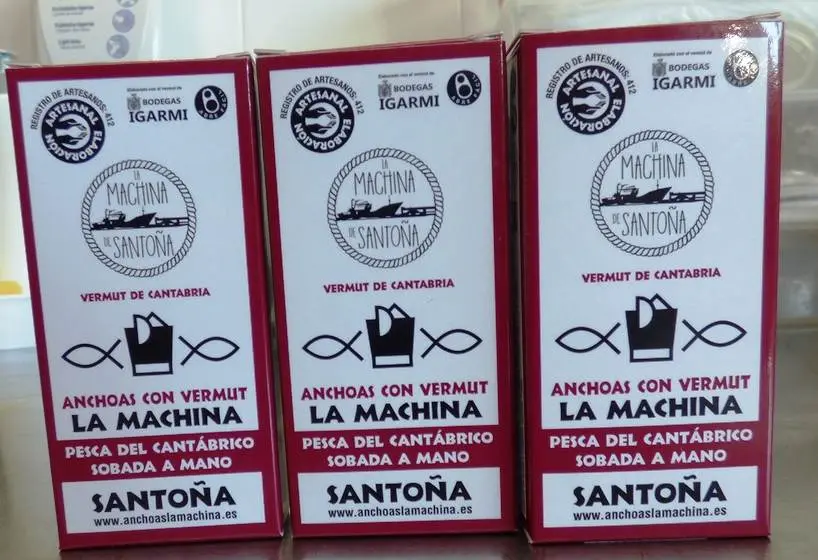 Octavillos de anchoas del Cantábrico y vermouth de La Machina, en Santoña. R.A