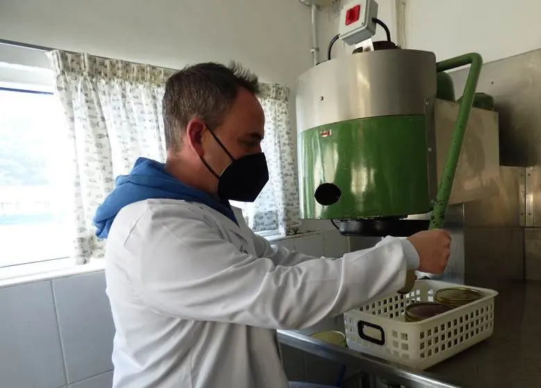 Sergio López en su máquina mecánica que forma parte del proceso. R.A.