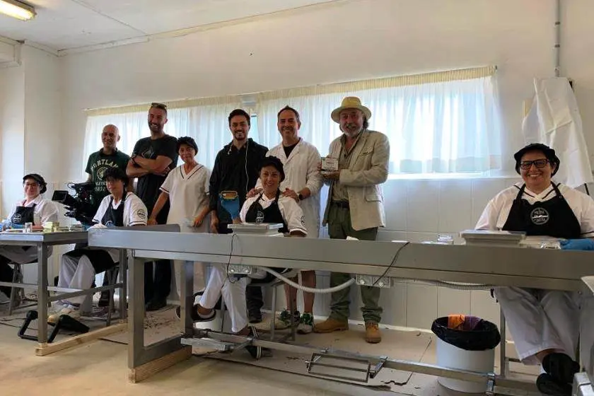 El equipo de 'Senderos del Mundo, de TVE durante la visita a la conservera. R.A.
