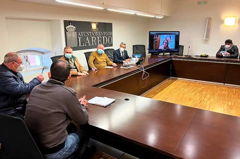 Un momento de la reunión en el Ayuntamiento de Laredo.