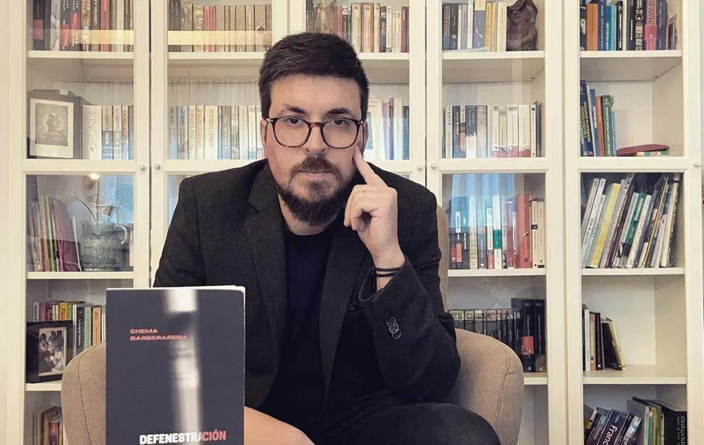 El autor Chema Barberarena junto a uno de los ejemplares de su primera novela.