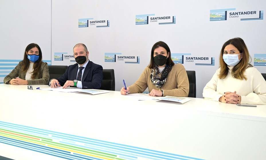 Un momento de la firma del convenio entre el Ayuntamiento de Santander y Uneatlántico.