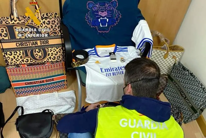 Artículos localizados en el mercado de Santoña por la Guardia Civil.