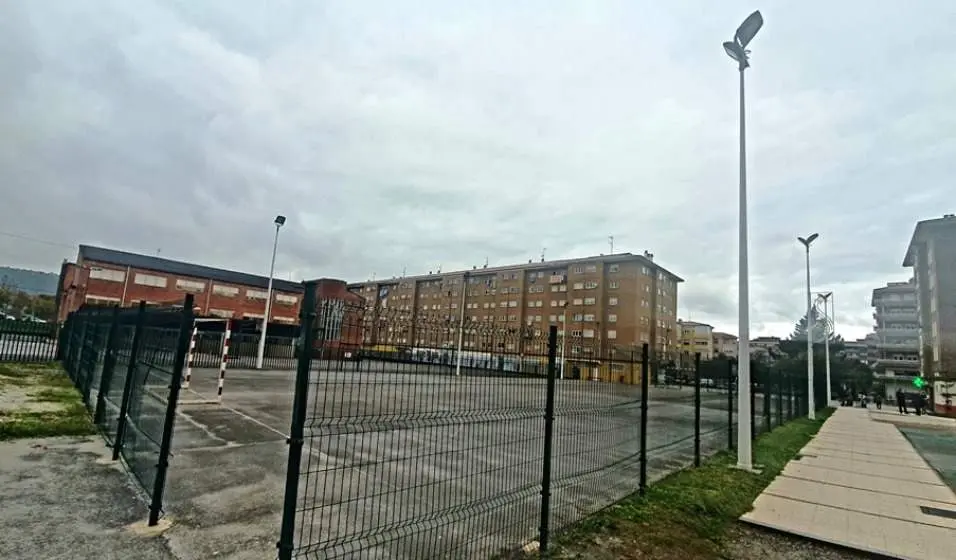 Pista deportiva en Nueva Ciudad, en Torrelavega.