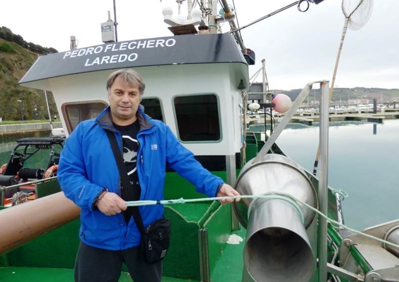 El pescador Pedro Pardo, Flechero, en su barco en el puerto de Laredo. R.A