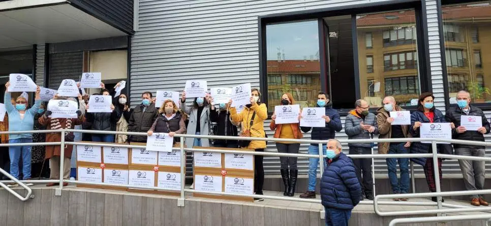 Concentración de los trabajadores el primer día de huelga en Santander.