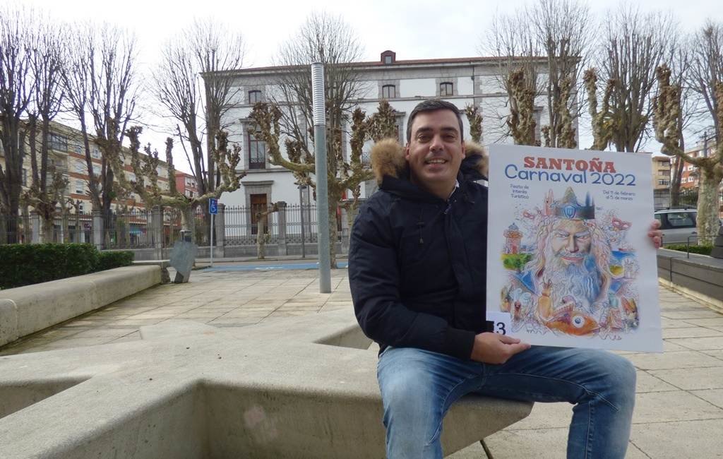 El concejal de Festejos de Santoña, Andrés Peña, muestra el cartel anunciador del Carnaval de este año. R.A.