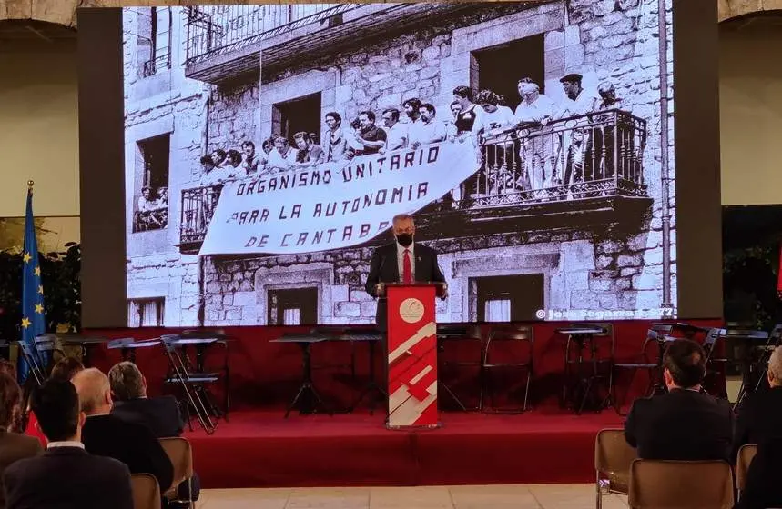 El presidente del parlamento, Joaquín Gómez, durante el acto del 40 aniversario del Estatuto de Autonomía.