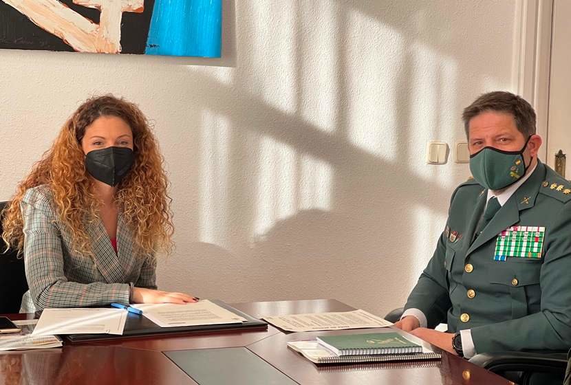 Un momento de la reunión entre la delegada del Gobierno en Cantabria y el coronel jefe de la Guardia Civil.