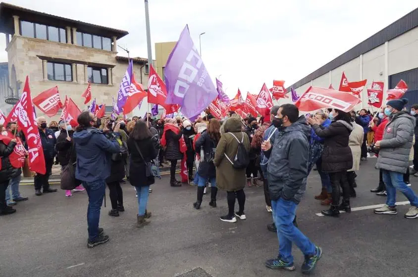 Huelga de trabajadores del sector conservero en Santoña. R.A.