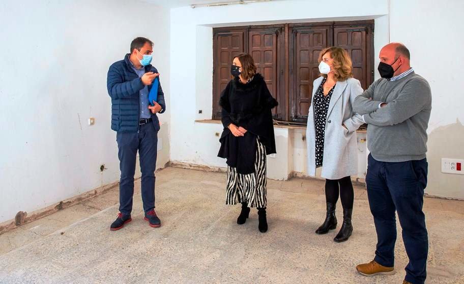 Visita a las obras de reforma de la antigua Casa del Médico, en Santillana del Mar.