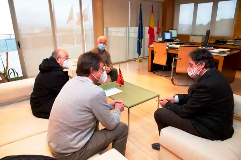 El consejero de Obras Públicas y el alcalde de Santillana del Mar analizaron las necesidades del municipio.