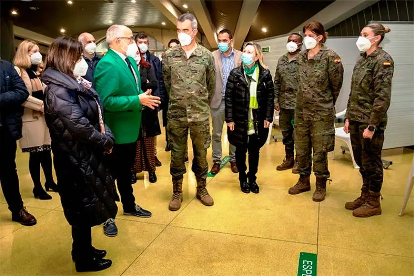 La ministra de Defensa, Margarita Robles, y el consejero de Sanidad, Miguel Rodríguez, con los militares.