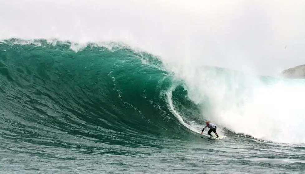 El surfista Pablo Gutiérrez en Santa Marina.