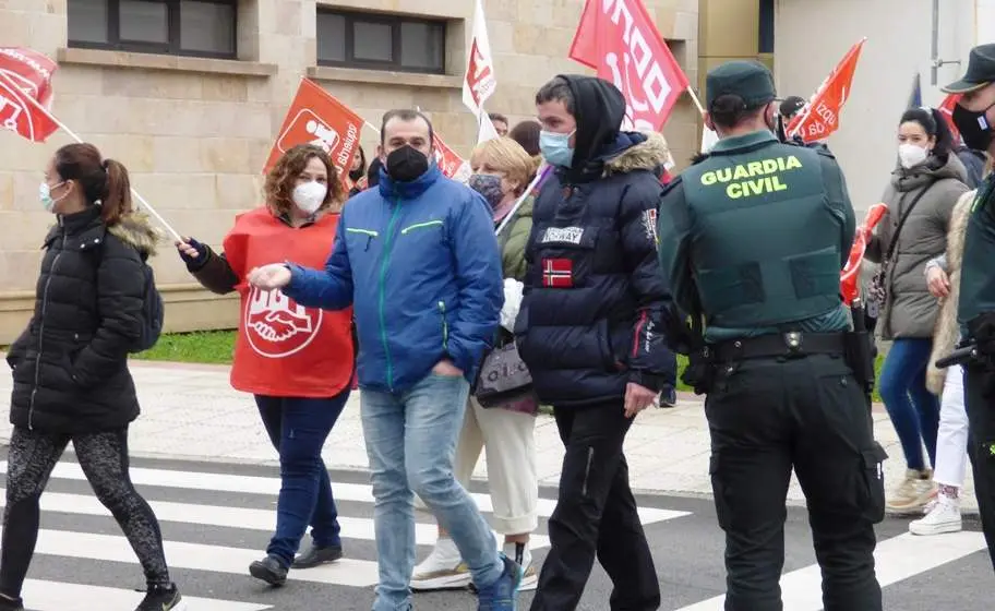 Los trabajadores dieron vueltas a la rotonda del Pescador, sin cortar el tráfico. Nyka Goicoechea