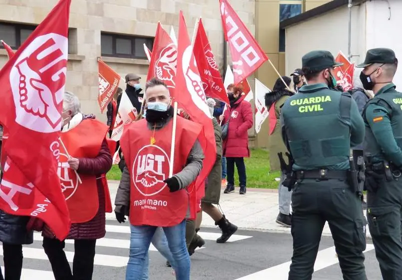 Los trabajadores portaron banderas, pancartas y pitaron sus silbatos. Nyka Goicoechea