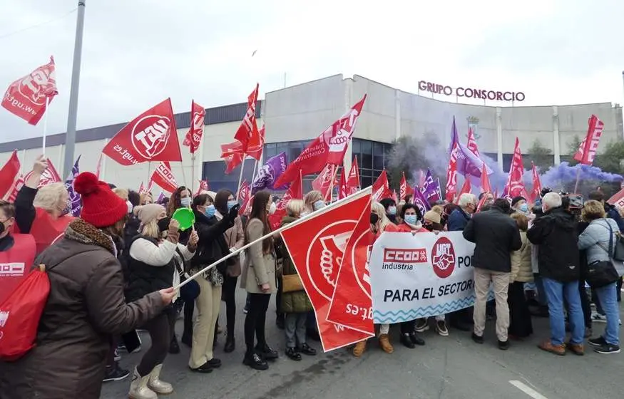 Los sindicatos atendieron a los medios de comunicación antes de la manifestación. Nyka Goicoechea
