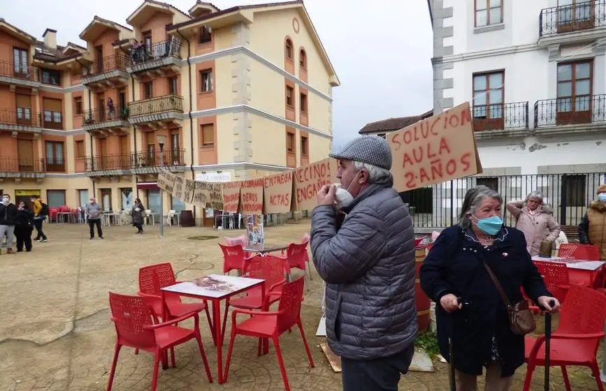 Los asistentes a la protesta pitaron sus silbatos e hicieron sonar cencerros. R.A.