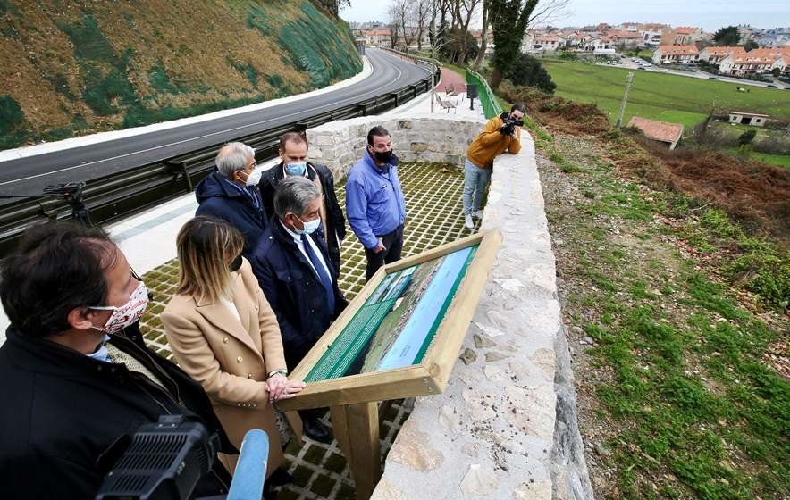 Las autoridades políticas en la inauguración de las obras entre Mortera y Liencres.