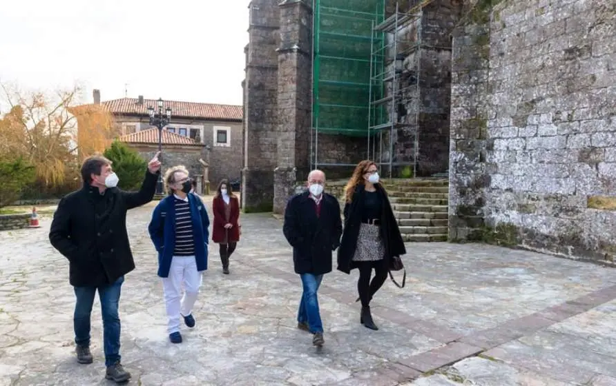 Los directores Generales y el alcalde de San Vicente de la Barquera visitan la iglesia.