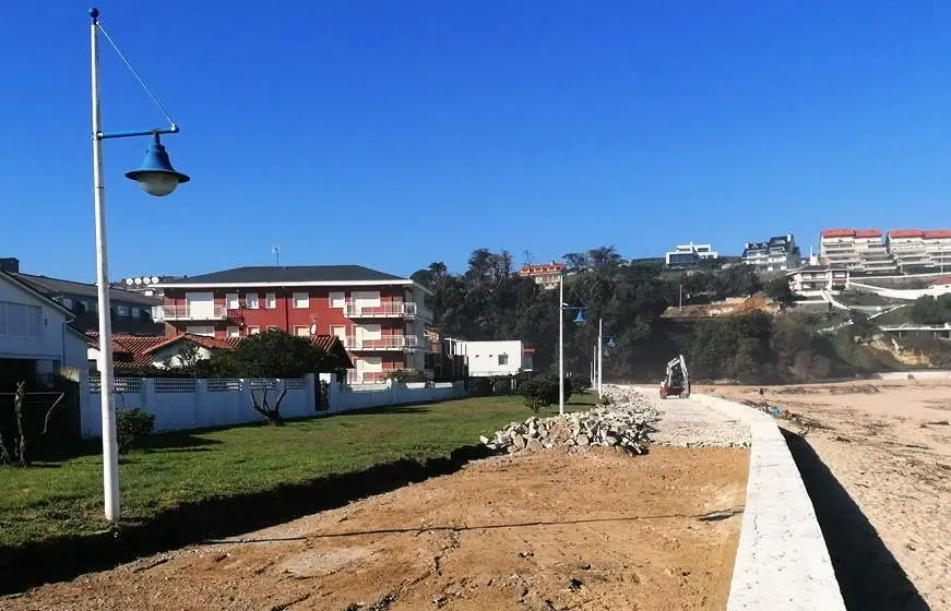 Obras de la segunda fase del paseo marítimo de Suances.