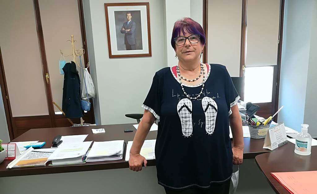 La alcaldesa de Guriezo, María Rivero, en su despacho. R.A.
